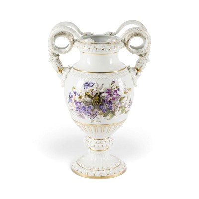 Auction 160<br>SCHLANGENHENKELVASE MIT BLUMEN- UND VOGELMALEREI