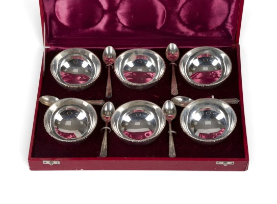 Auction 160<br>SECHS DESSERTSCHALEN MIT SECHS LÖFFELN
