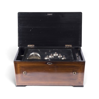 Auction 160<br>GROSSE FEINE WALZENSPIELDOSE MIT FÜNF GLOCKEN UND TROMMELN