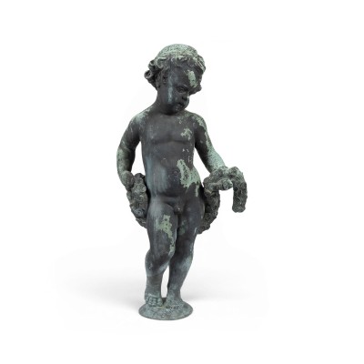 Auktion 160<br>STEHENDER PUTTO MIT BLÜTENGIRLANDE