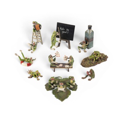 Picture KONVOLUT VON NEUN KLEINEN FROSCHFIGUREN 'FREIZEIT'