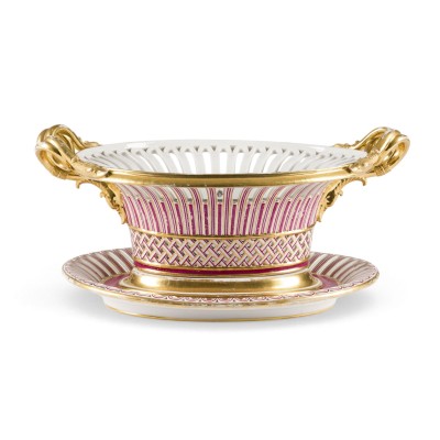 Auction 161<br>OVALER KORB MIT SCHWANENHENKELN AUF PRÉSENTOIR