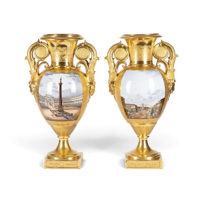 Auktion 161<br>PAAR GROSSE VASEN MIT ANSICHTEN DES PALASTPLATZES AM TAG DER EINWEIHUNG DER ALEXANDERSÄULE SOWIE DES NEWSKI PROSPEKTS