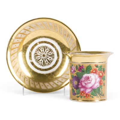 Auktion 161<br>TASSE UND UNTERTASSE MIT FLORALEM DEKOR