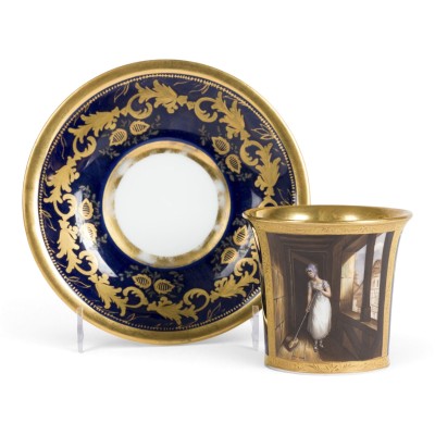 Auction 161<br>TASSE MIT DARSTELLUNG EINER JUNGEN MAGD UND UNTERTASSE