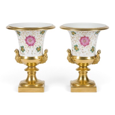 Auction 161<br>PAAR KLEINE KRATERVASEN MIT FLORALEM DEKOR