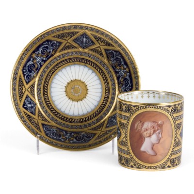 Auktion 161<br>SEHR FEINE TASSE MIT FRAUENPORTRAIT UND UNTERTASSE