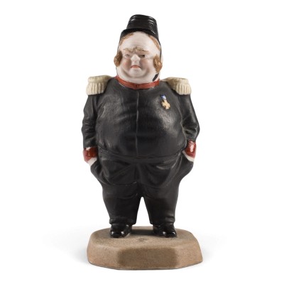 Auktion 161<br>FIGUR 'MILITÄRANGEHÖRIGER MIT EINEM ORDENABZEICHEN AN DER BRUSTSEITE'