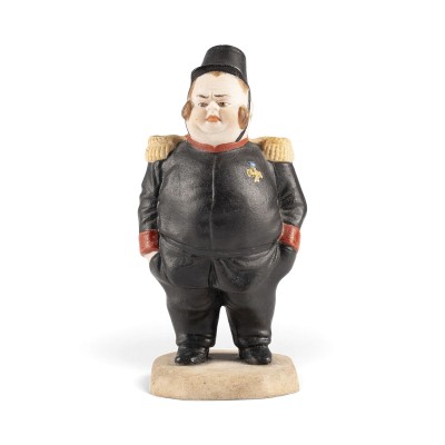 Auktion 161<br>FIGUR 'MILITÄRANGEHÖRIGER MIT EINEM ORDENABZEICHEN AN DER BRUSTSEITE'