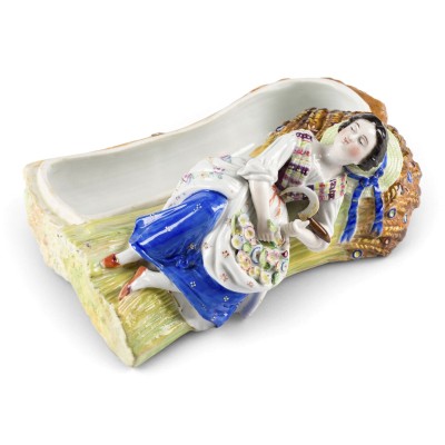 Auction 161<br>FIGÜRLICHE DECKELSCHATULLE MIT EINER BÄUERIN