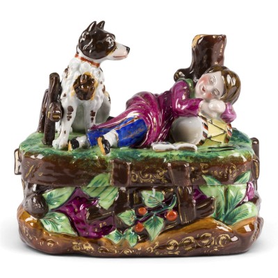 Auction 161<br>DECKELSCHATULLE MIT EINEM SCHLAFENDEN TROMMLERJUNGEN UND EINEM HUND