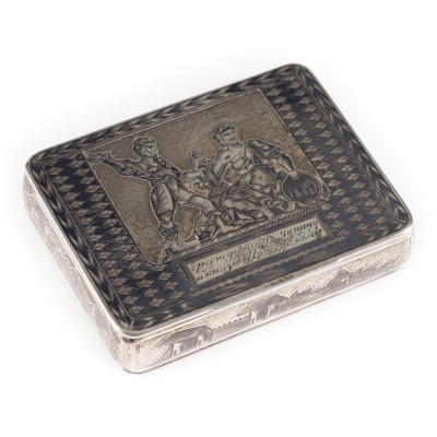 Auction 161<br>FEINE NIELLO-SCHNUPFTABAKDOSE MIT DEM DENKMAL FÜR FÜRST DMITRI POSCHARSKI UND KUSMA MININ UND KRIEGSTROPHÄEN