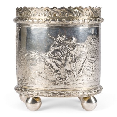 Auction 161<br>SEHR FEINER TEEGLASHALTER MIT BÄUERLICHER TRINKSZENE