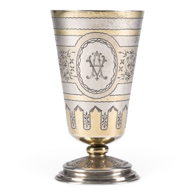 Bild FUSSBECHER MIT GRAVURDEKOR UND MONOGRAMM