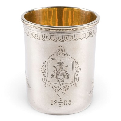 Auktion 161<br>MASSIVER BECHER MIT VOGELDEKOR UND GRAVURMONOGRAMM UND DATUMSANGABE