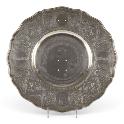Auction 161<br>GESCHENK ZUR HOCHZEIT VON NIKOLAUS II. UND ALEXANDRA: GROSSES PRESENTOIRE MIT PANSLAWISCHEM DEKOR