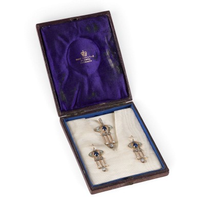 Auction 161<br>PLIQUE-À-JOUR DEMI-PARURE