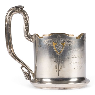 Bild TEEGLAS-HALTER MIT GRAVURDEKOR UND WIDMUNGSINSCHRIFT 'C.C.C.R.'