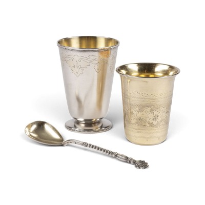 Picture ZWEI BECHER MIT GRAVURDEKOR UND LÖFFEL