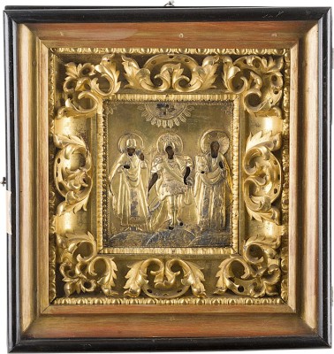 Bild IKONE MIT DEM HEILIGEN JOHANNES DEM KRIEGER FLANKIERT VON DEN HEILIGEN AVRAAMIJ SMOLENSKIJ UND CHARALAMPOS MIT OKLAD IM KIOT